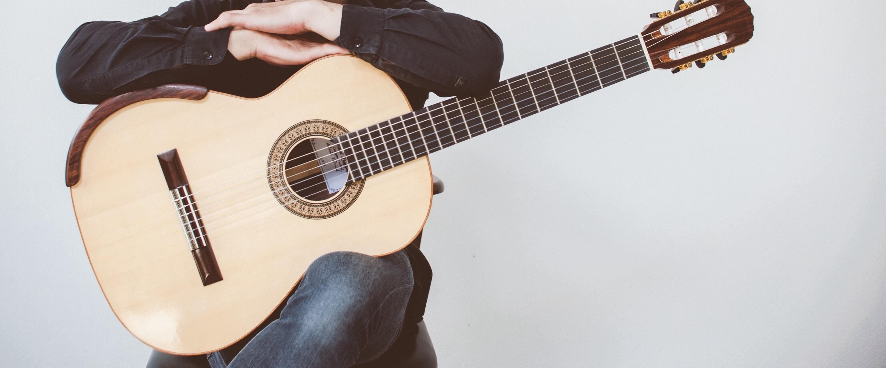 Peter Büschel spielt Gitarre